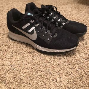 Black Nike tennis shoes